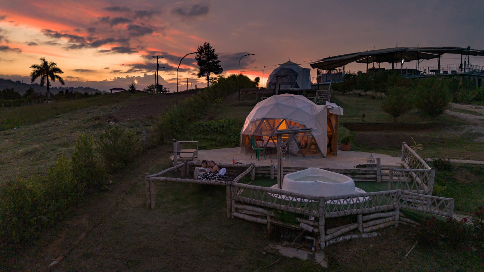 Glamping geodésico al atardecer