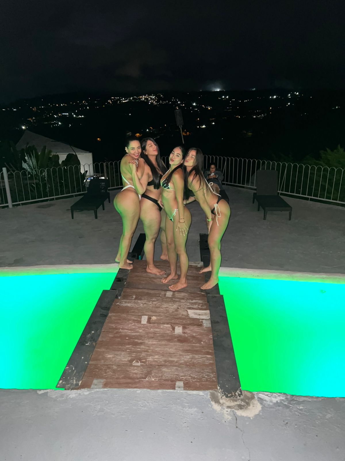 Piscina sin fin iluminada de noche